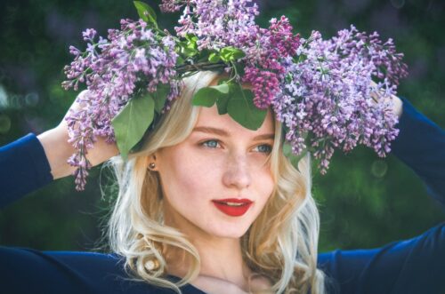 girl with natural makeup and flower head band