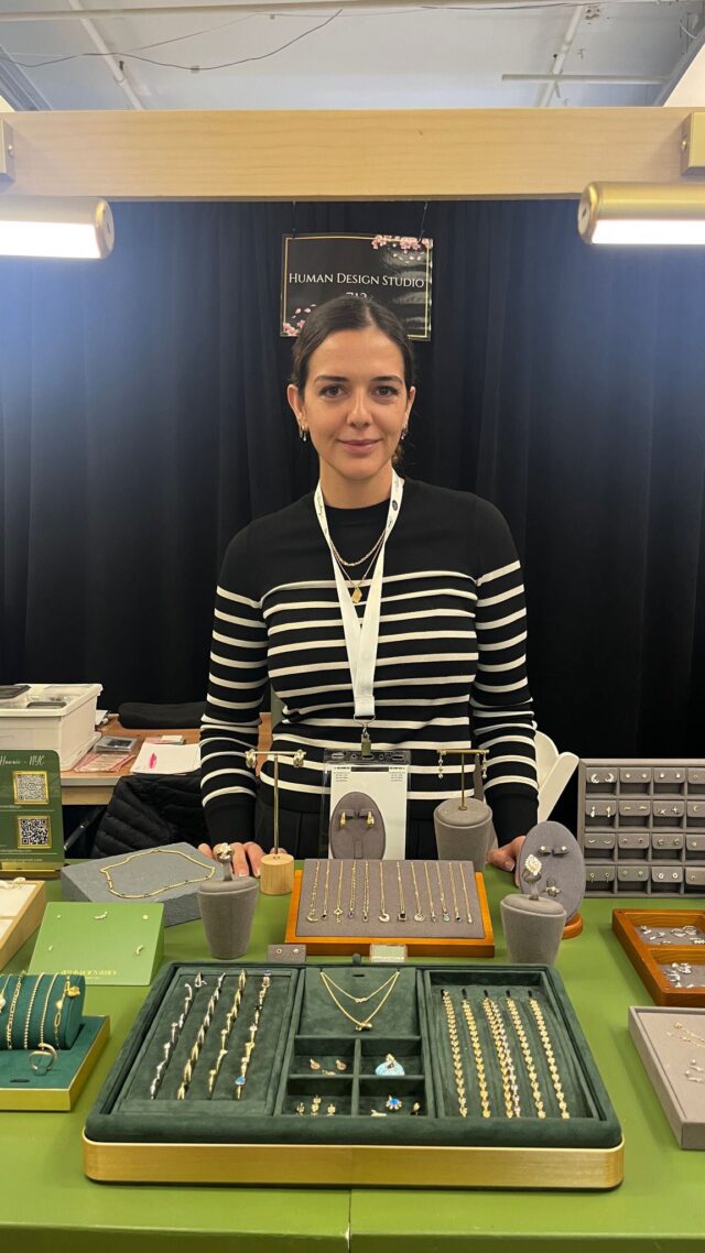 @shophumandesignstudios is a brand we discovered at the @nycjewelryantiqueandobjectshow last weekend. Founder @gabriella.gordillo crafts her pieces with care and has been featured in various magazines.

by @ameliaschang 

XOXO,
#yourfashionbestie 

#humandesignstudio #nycjewelryantiqueandobjectshow #jewelry #gold #diamond #finejewelery #xoxofashionmag #femaleownedbusiness