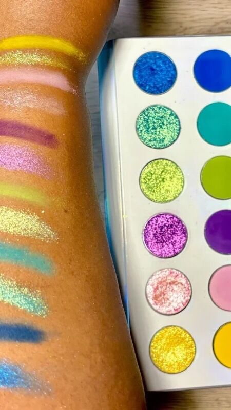 We caught up with @ashuntasheriffbeauty at @themakeupshow this past weekend. This brand was founded by makeup artist @ashuntasheriff, who creates products for any skin tone, texture, or age. They even have a glow-in-the-dark eyeliner! Be sure to check out their products and tell us what you think!

XOXO,
#yourfashionbestie

by @ameliaschang 
.
.
.
#blackownedbusinesses #femaleownedbusiness #ashuntasheriffbeauty #ashuntasheriff #themakeupshow #xoxofashionmag